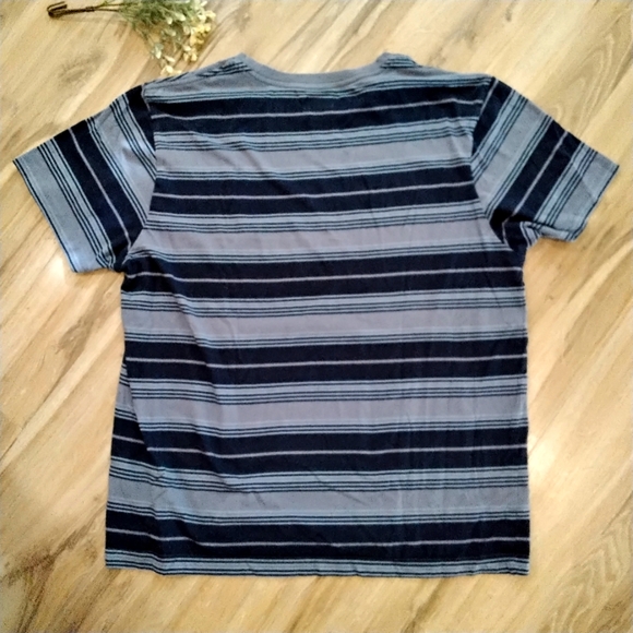 Men's Hurley Tee 🐟 EUC - Picture 2 of 3